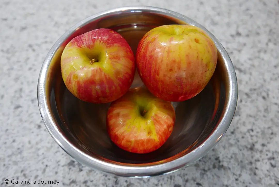 An image of apples as a preparation to make drunken candy apples