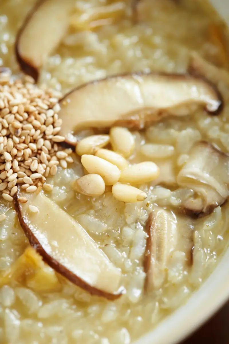 Korean rice porridge containing abalone. It is topped with mushrooms, sesame seeds, and pine nuts. 